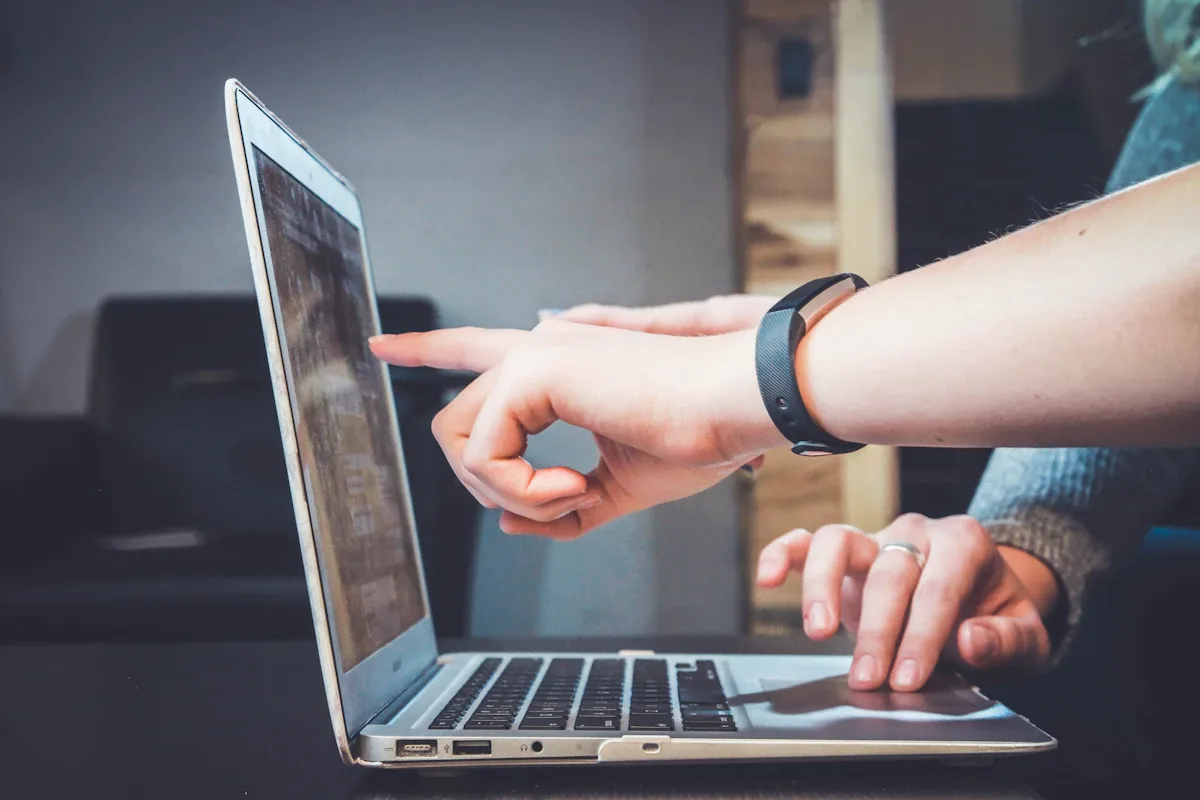 Persona revisando una web desde el móvil